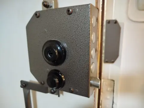 Pany de sobreposar instal·lat en una porta