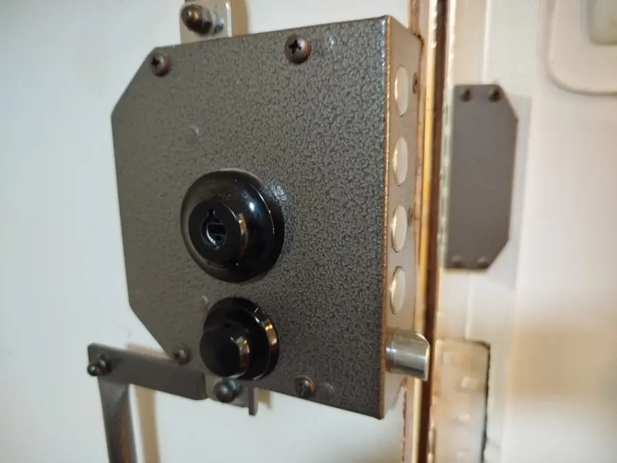 Pany de sobreposar instal·lat en una porta a Barcelona